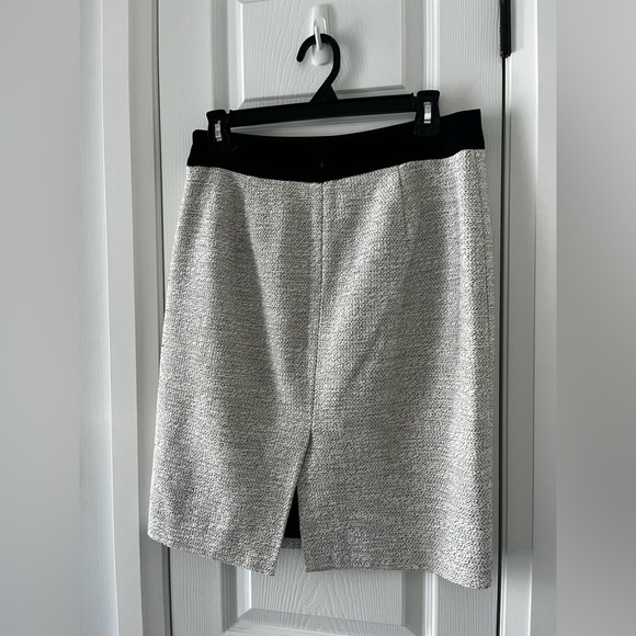 Banana Republic Pencil Skirt Black Trim Size 4 Lined 22” Back Slit - Picture 3 of 9